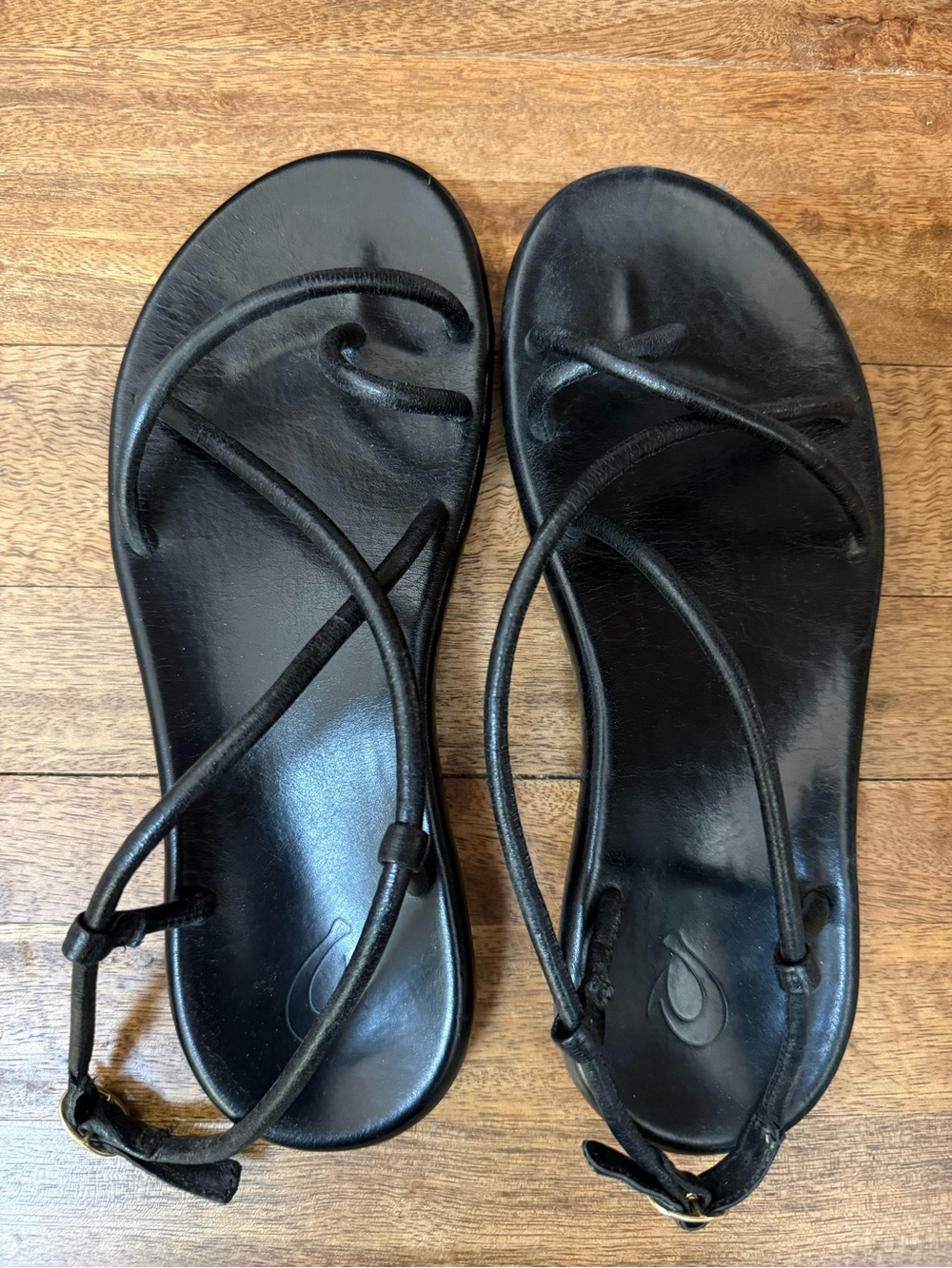 OluKai Black Leather Strappy Women's Sandals with Toe Ring 8.5